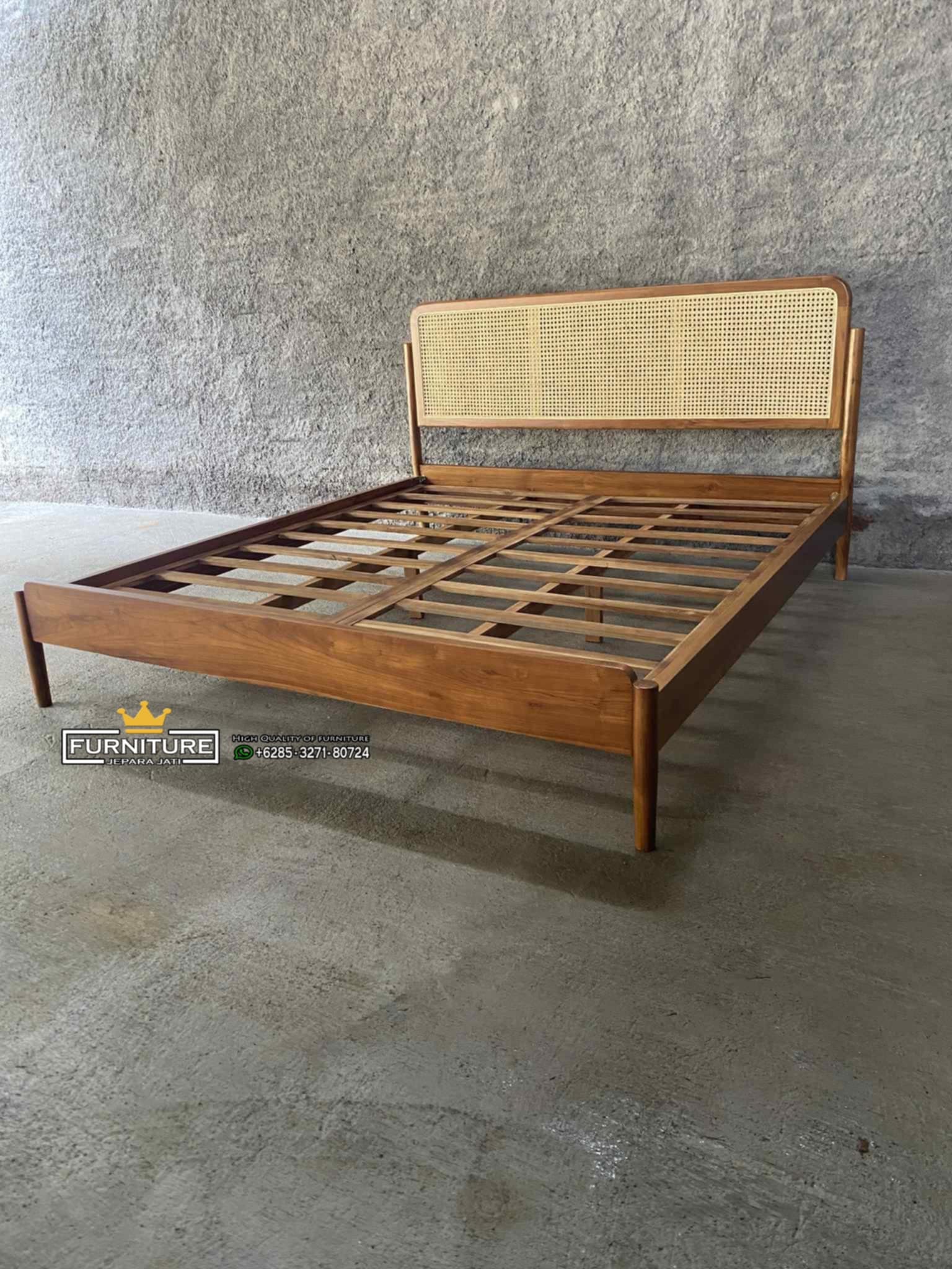 Tempat Tidur Minimalis Kayu Jati Kombinasi Rotan